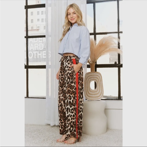Chic Leopard Print Wide-Leg Pants with Red Accent - Picture 2 of 5